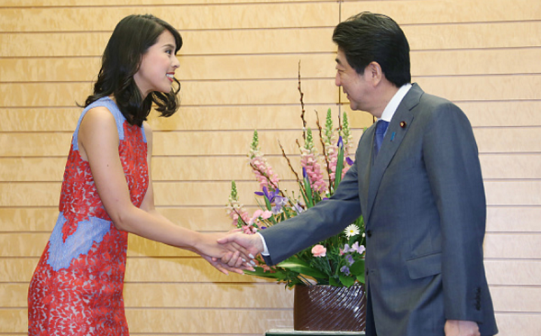 Thủ tướng Abe hé lộ 'bí mật quốc gia' với hoa hậu hoàn vũ