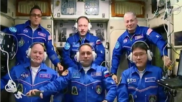 Báo Nhật lên tiếng về việc phi hành gia cao lên 9cm