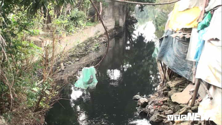 Bắt quả tang doanh nghiệp xả nước thải bẩn ra môi trường