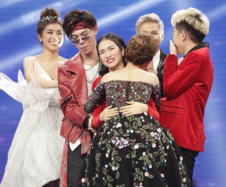 Giang Hồng Ngọc ôm Hòa Minzy sau tin đồn bất hòa vì fan