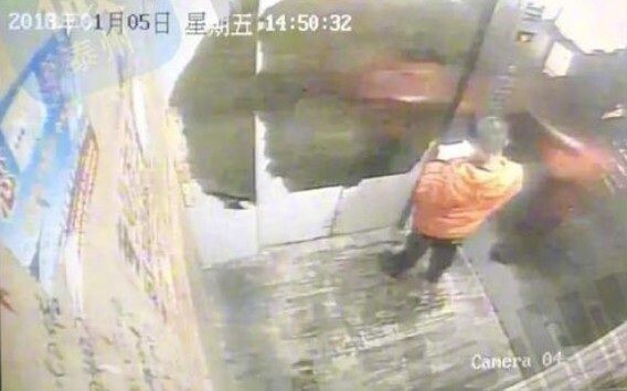 Đánh mất điện thoại, bé trai 9 tuổi bị mẹ trói, đánh đến chết