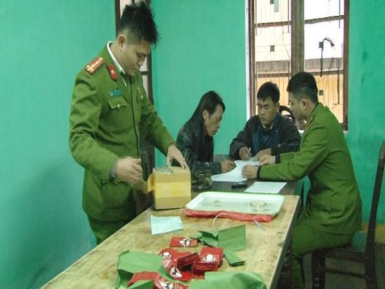 Người đàn ông nhận gói bưu phẩm chứa gần 1kg 