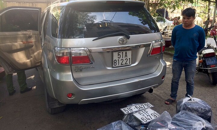 Toyota Land Cruiser Prado bất ngờ tăng gần 100 triệu đồng.