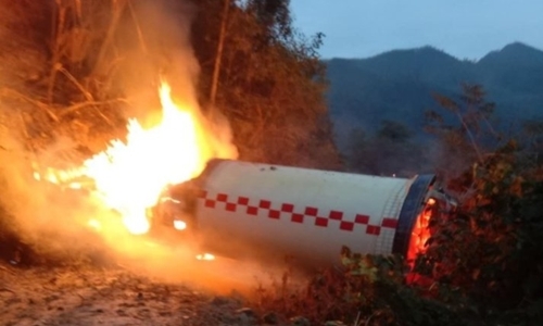 Trung Quốc: Mảnh vỡ tên lửa rơi xuống đất phát nổ