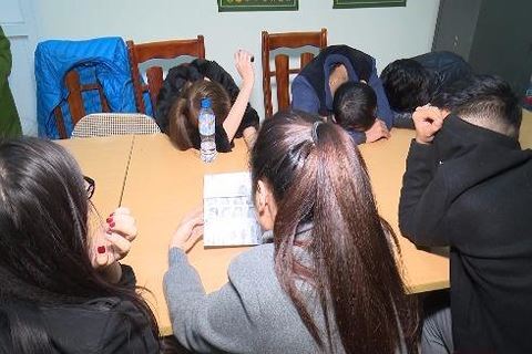 Hà Nội: Gần 20 thanh niên nam nữ 