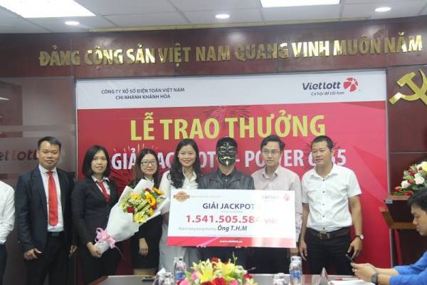 Khách hàng đeo mặt nạ nhận giải jackpot trị giá 1,5 tỷ đồng