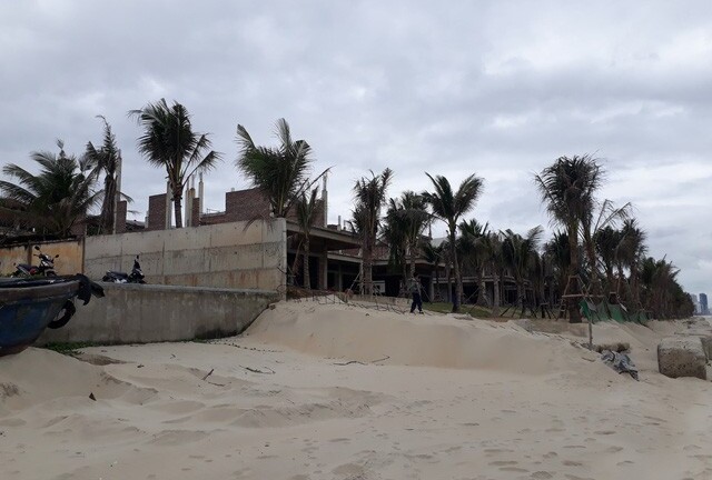 Tháo dỡ biệt thự xây dựng trái phép ở Đà Nẵng