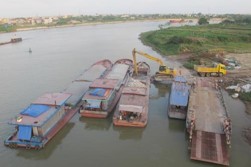 Phát hiện nhiều tàu chở hàng quá hạn đăng kiểm trên sông Đào