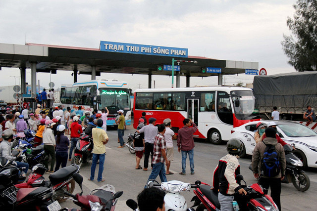 Cắm biển “cấm dừng xe quá 5 phút” tại trạm thu phí BOT