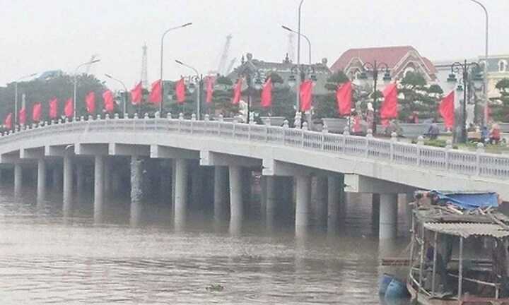 Hải Phòng: Cầu vượt sông 80 tỷ bị tàu đâm gãy trụ