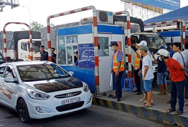 Cắm biển “cấm dừng xe quá 5 phút” tại trạm thu phí BOT có trái luật?