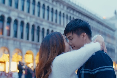 Nguyễn Ngọc Anh hôn say đắm