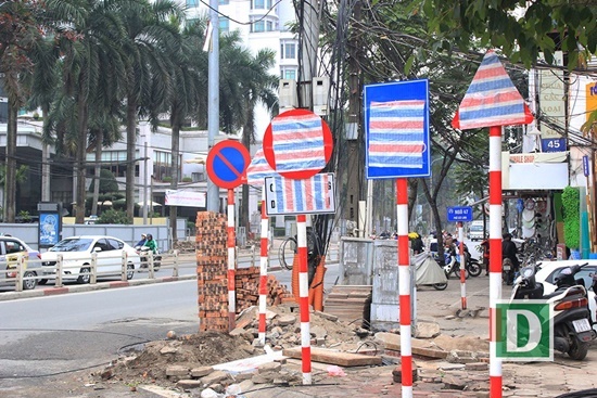 Hàng loạt biển báo trên phố Hà Nội bị bịt kín