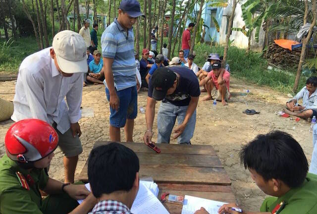 Bắt quả tang 36 con bạc đang đá gà ăn tiền tại bãi đất trống