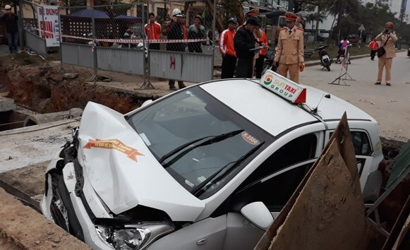 Taxi lao thẳng xuống hố công trình