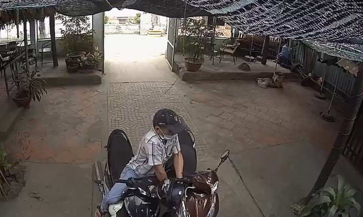 Clip: Trộm táo tợn bẻ khóa để đồng bọn 