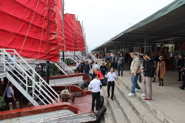 Tàu du lịch “chặt chém” trên vịnh Hạ Long bị đình chỉ