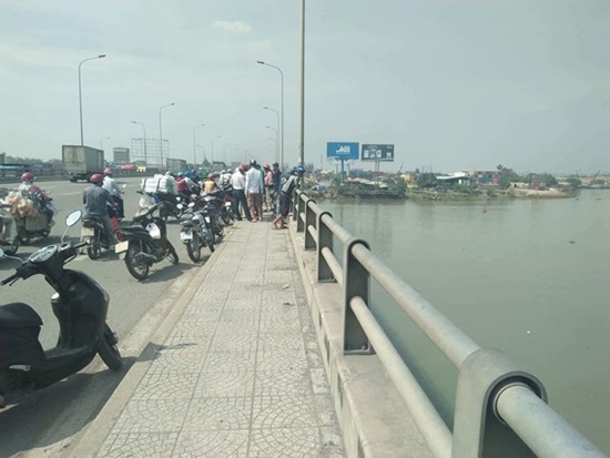 Bỏ lại xe máy, người đàn ông gieo mình xuống sông tự tử
