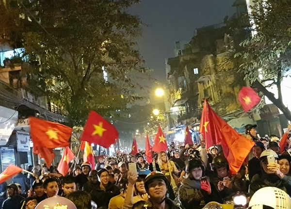 Cổ động viên đổ ra đường ăn mừng sau chiến thắng của U23 Việt Nam