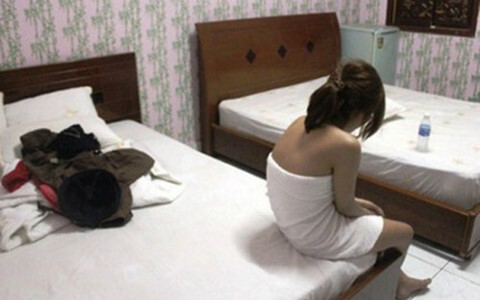 Kiểm tra 2 quán cà phê gội đầu, bắt quả tang 3 đôi nam nữ đang mua bán dâm