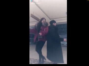 Giới trẻ thích thú cọ mạnh lưng nhau rồi chạm tay