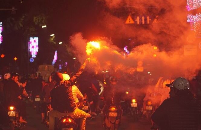 Sau chiến thắng của U23 Việt Nam, cảnh sát thức trắng đêm chống đua xe