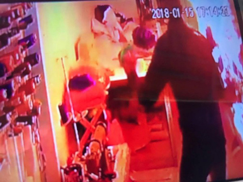 Người Anh phẫn nộ về vụ doanh nhân Anh thiêu xăng một phụ nữ Việt 