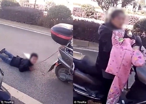 Tàn nhẫn mẹ dùng dây xích trói con vào xe máy và kéo lê trên đường