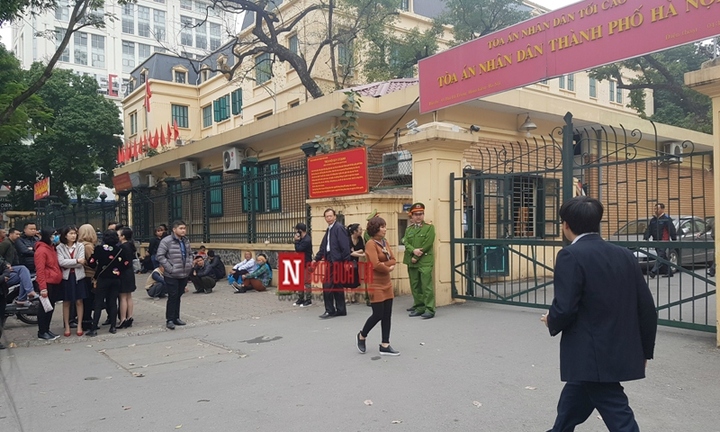 Vì sao bị cáo Phùng Đình Thực bị tuyên 9 năm tù vẫn rời tòa một mình?