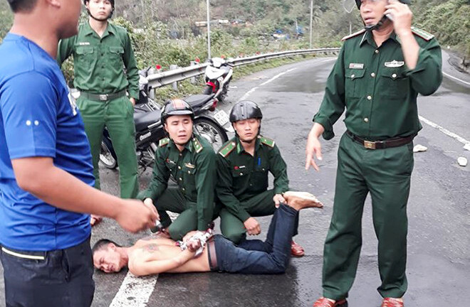 Dùng ôtô truy đuổi, bắt tên trộm xe máy