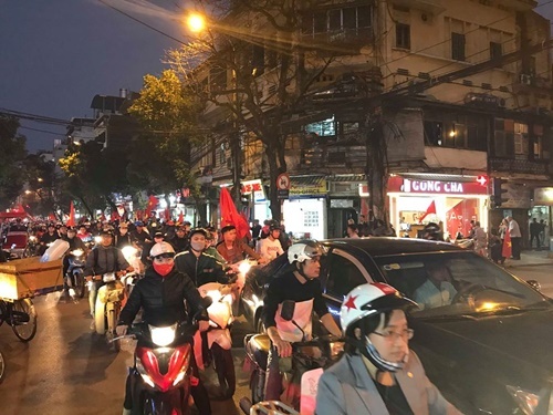 Việt Nam vào chung kết, người hâm mộ đổ ra đường ăn mừng trong hạnh phúc vỡ òa