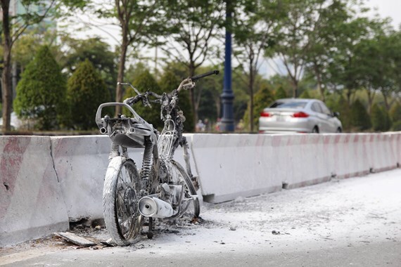 Cháy xe trên Xa lộ Hà Nội, nhiều người hoảng loạn