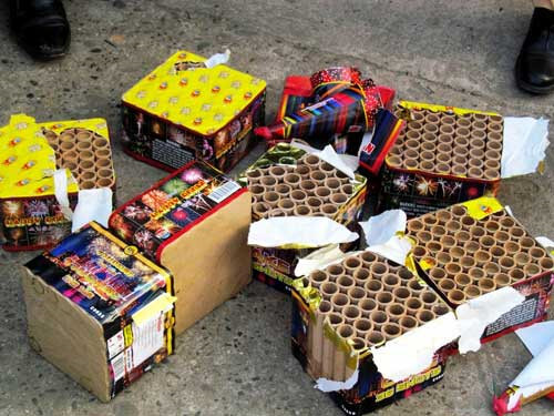 Bắt quả tang người đàn ông vận chuyển gần 300kg pháo lậu