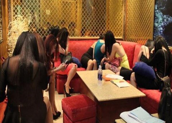 9 tiếp viên múa khỏa thân phục vụ khách, chủ quán karaoke bị phạt tiền