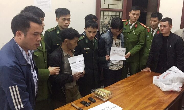 Bắt 2 người Lào vận chuyển ma túy đá qua cửa khẩu