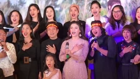 Nghệ sĩ Hà Nội tụ hội hát Quốc ca mừng U23 Việt Nam chiến thắng