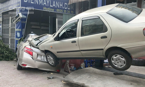 Ôtô mất lái húc gãy cây xanh,