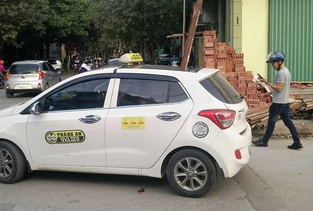 Thanh sắt bất ngờ rơi xuyên thủng nóc taxi, 1 hành khách tử vong