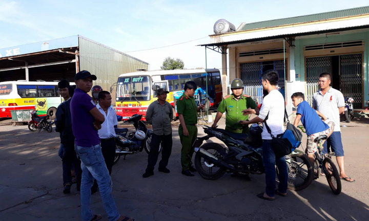 Cảnh sát đang truy bắt nhóm thanh niên bịt mặt 