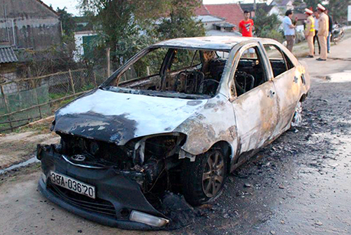Video: Ô tô bốc cháy ngùn ngụt, tài xế vùng thoát thân