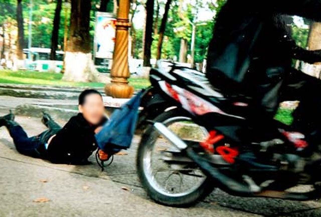 Người dân truy đuổi, bắt gọn tên cướp giật túi xách người đi đường