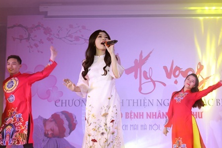 Sao mai Thu Hằng hát mừng tết sớm với bệnh nhân bệnh hiểm nghèo