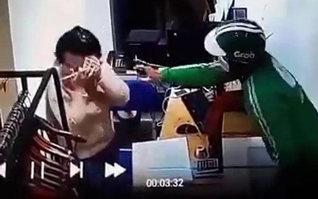Sự thật bất ngờ vụ thanh niên mặc áo Grab xịt hơi cay cướp điện thoại
