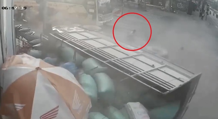 Clip: Bị xe tải tông trực diện, người đàn ông thoát chết thần kỳ