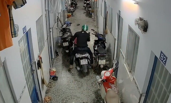 Clip: Thanh niên táo tợn bẻ khóa, trộm xe tay ga trong xóm trọ