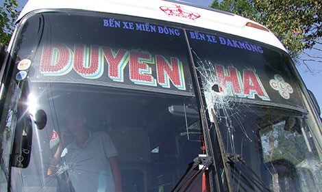 Xe khách giường nằm bị ném đá, xịt hơi cay