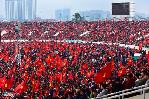 Mỹ Đình vỡ òa, khách tây nhảy lên ăn mừng U23 Việt Nam ghi bàn