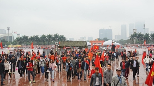 Người hâm mộ bất chấp mưa lạnh vẫn đi cổ vũ U23 Việt Nam