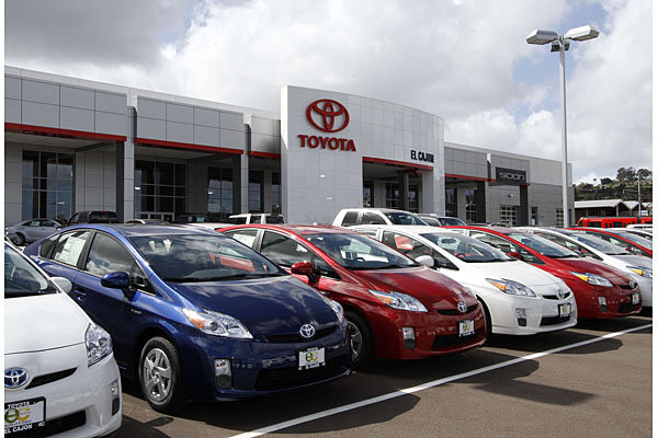 Toyota thu hồi 700.000 xe do lỗi túi khí