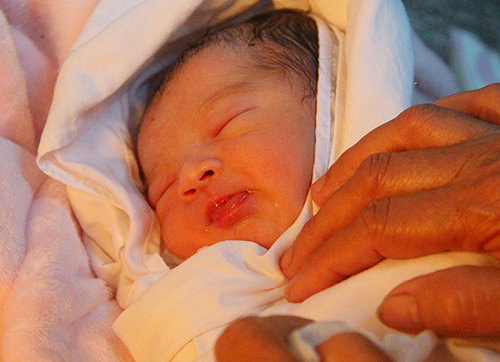 Phát hiện bé trai bị bỏ rơi trong thùng xốp trước cổng bệnh viện